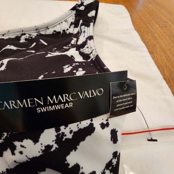Carmen Marc Valvo Monochrome One-Shoulder Swimsuit Comes With Extra Strap. - Picture 7 of 8